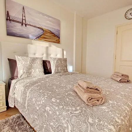 Cozy Townhouse With Ocean Views In Apartment